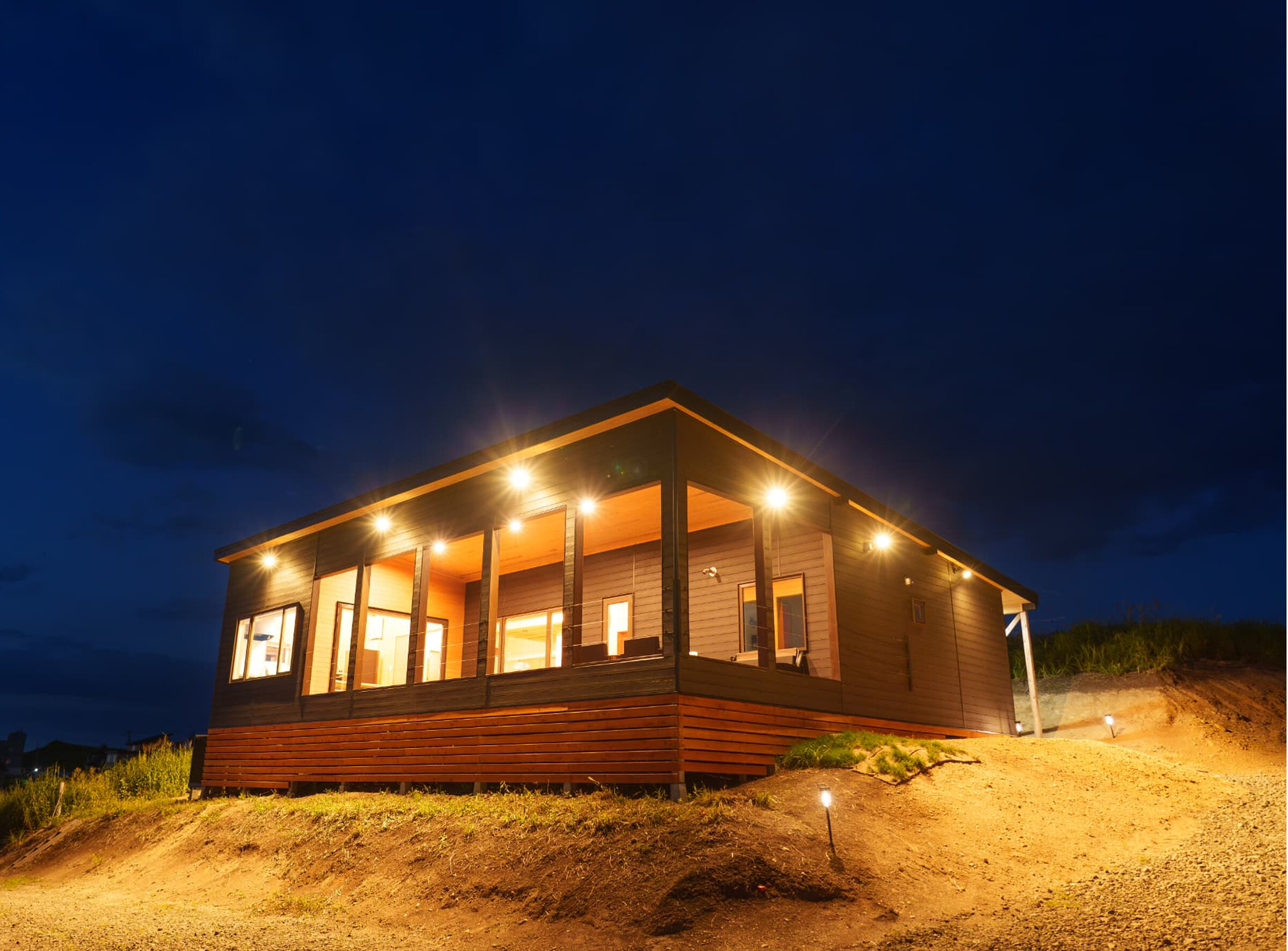 夜のライトアップされたヴィラ