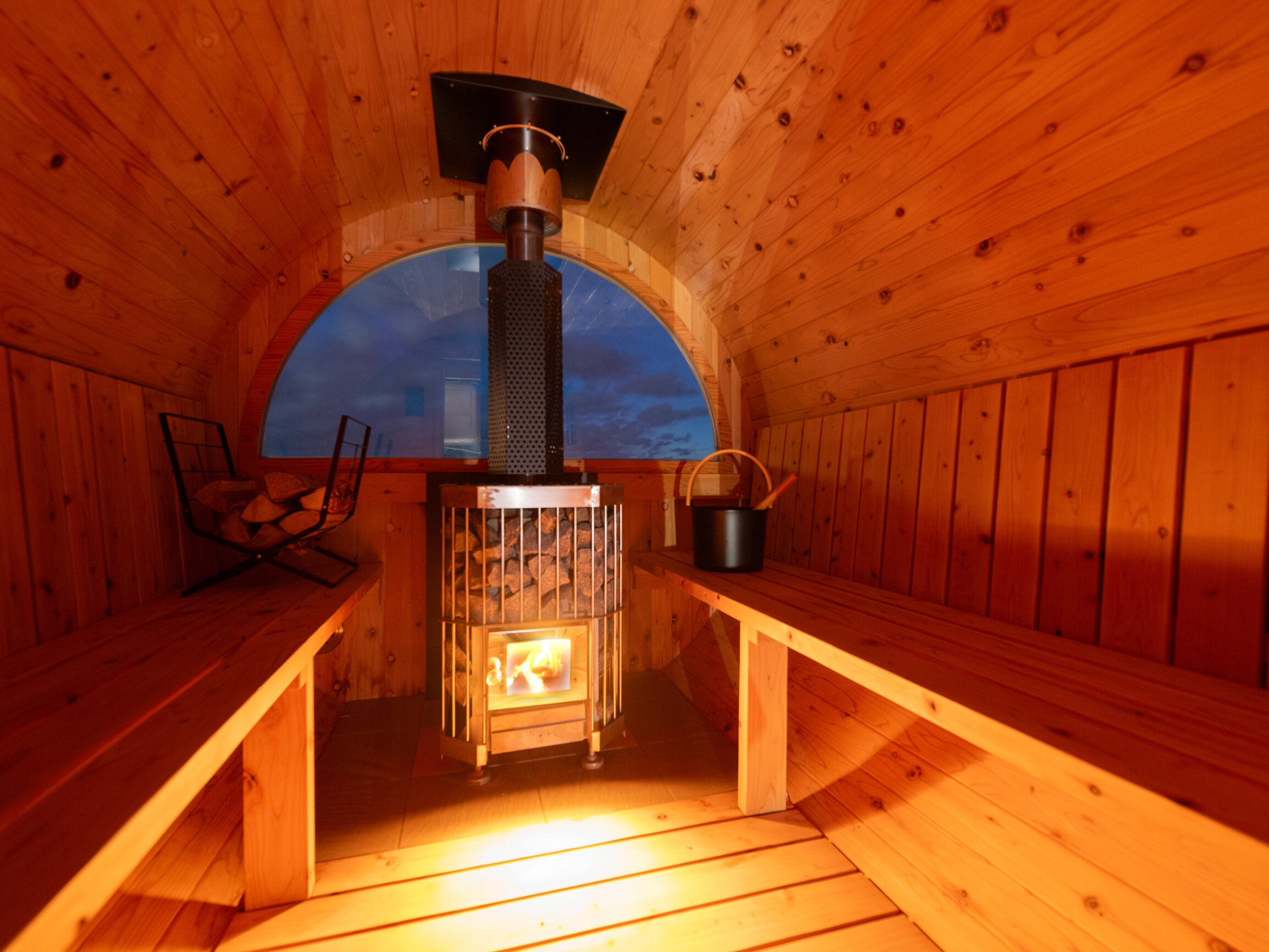 夜の暖炉と室内