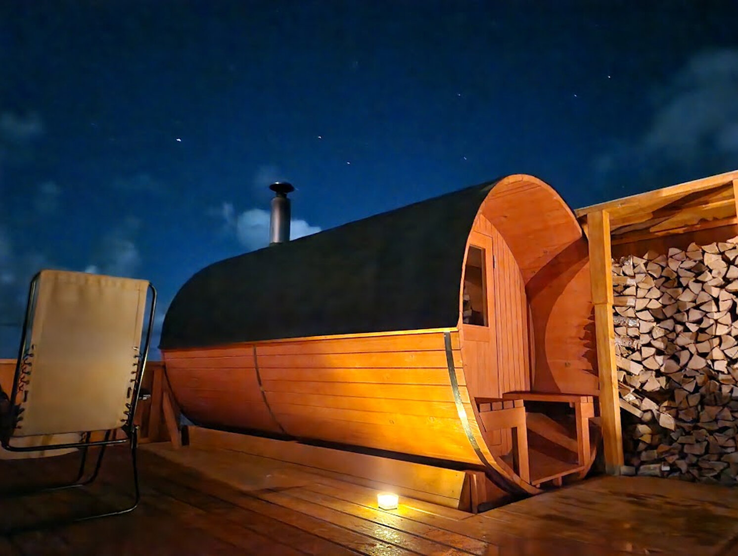 サウナ内部の木のベンチ