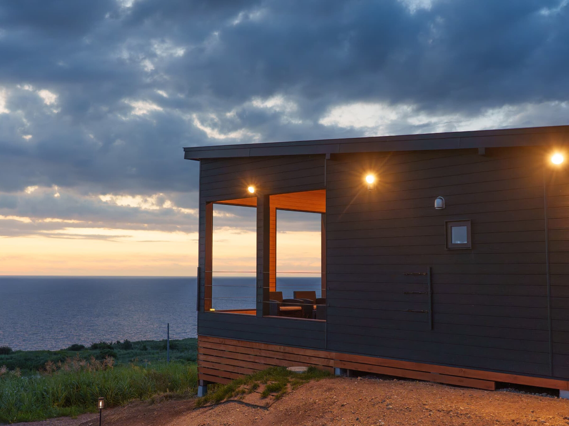 夕暮れの海とヴィラ