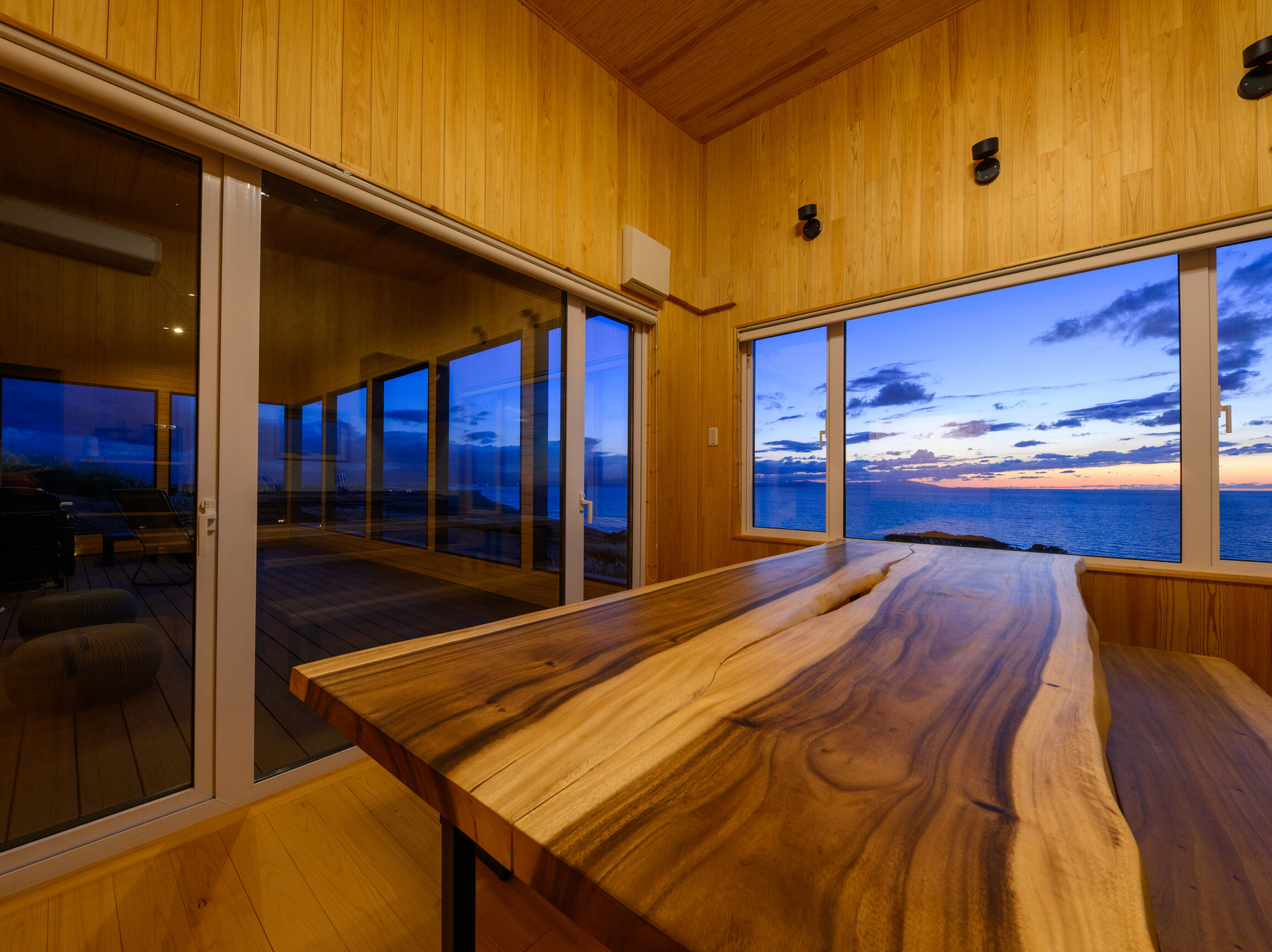 夕暮れのデッキ