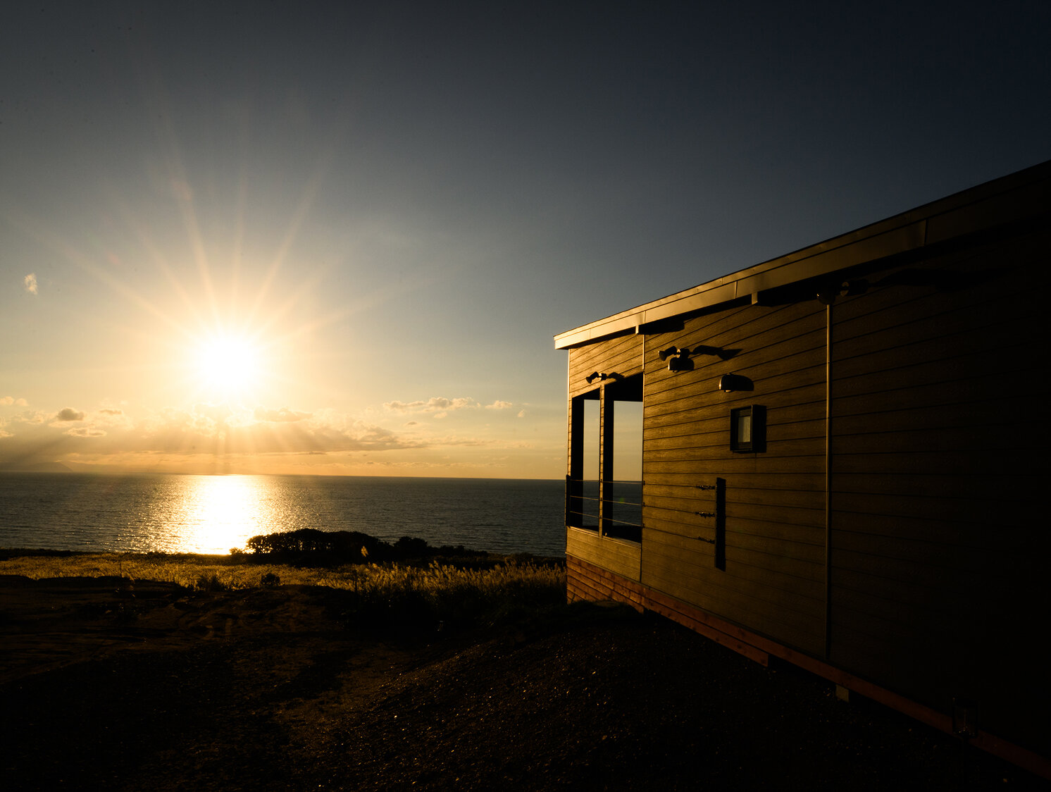 窓から見る夕日